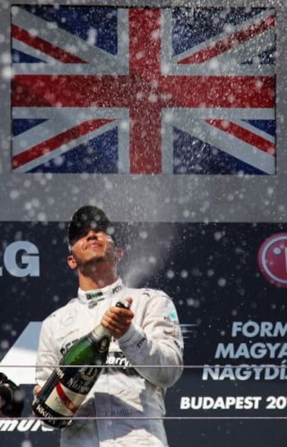 Hamilton celebra la victoria en Hungría