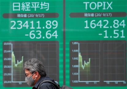 Un cartel muestra los resultados del índice Nikkei de la bolsa de Tokio, en septiembre de 2020, en la fase aguda la pandemia.