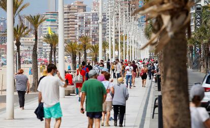 Paseantes en la playa de Benidorm (Alicante), este sábado, en el primer fin de semana después del estado de alarma.
