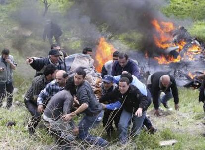 Un grupo de palestinos llevan el cuerpo de una de las víctimas del atentado en el campamento libanés.