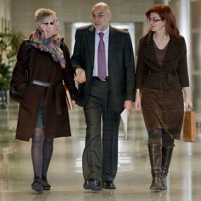 Ares conversa con la directora de la Oficina de Víctimas del Terrorismo, Maixabel Lasa (izquierda), en presencia de Maite Pagazaurtundua, antes de la firma del convenio.