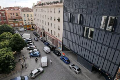 A low-cost housing block, designed by Consuelo Martorell, Mónica Alberola and Luis Díaz-Mauriños, in the Plaza General Vara del Rey in Madrid.