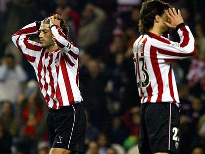 Guerrero (a la izquierda) y Aduriz se lamentan tras uno de los goles del Deportivo.