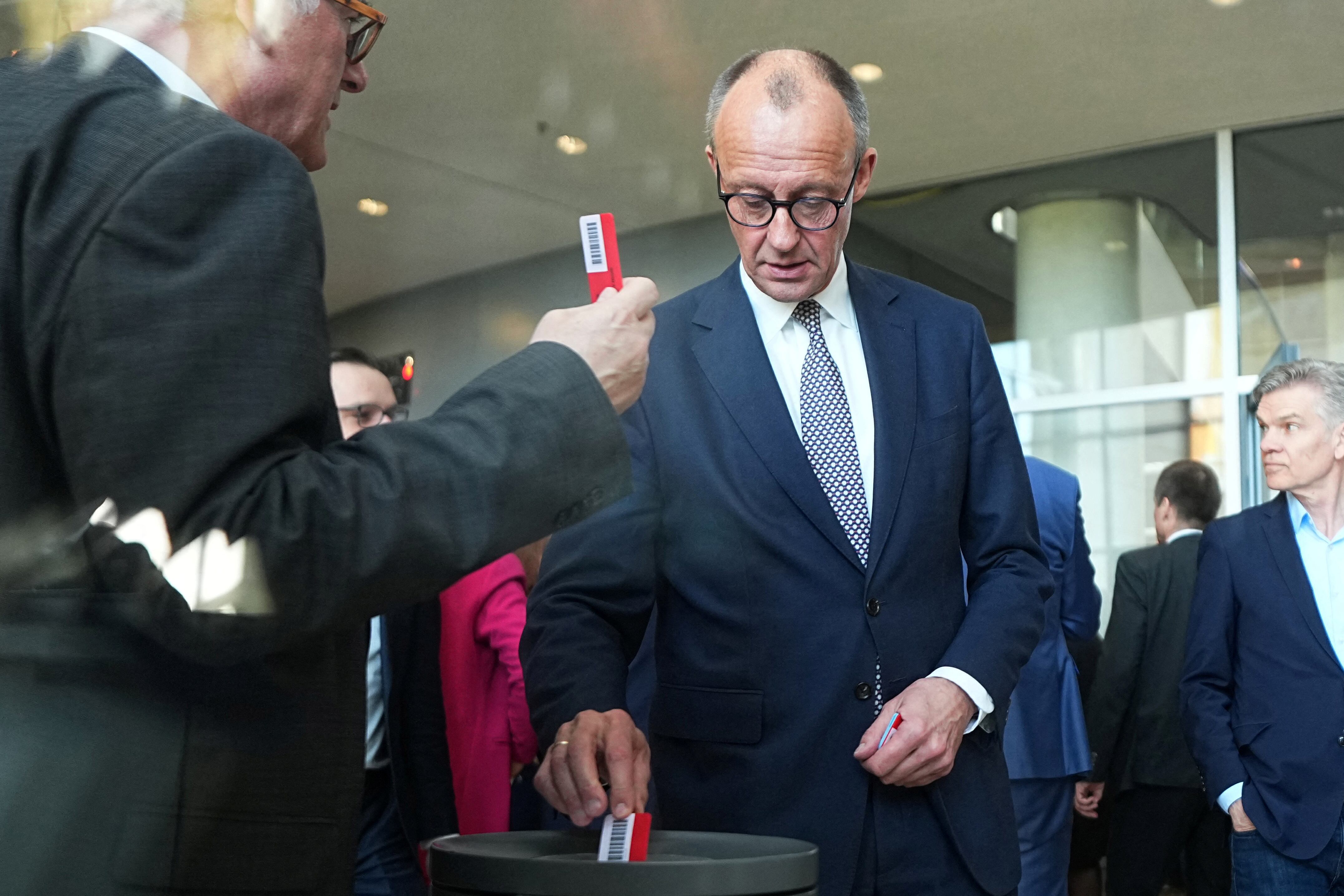 Friedrich Merz, el futuro canciller de Alemania y líder del partido conservador Unión Demócrata Cristiana (CDU), emite su voto tras una sesión extraordinaria del Bundestag, este martes en Berlín (Alemania).