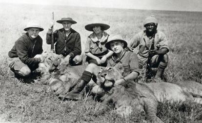 Cazadores europeos con su guía africano, en los años treinta.