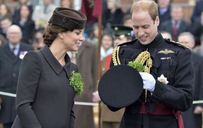 El pr&iacute;ncipe Guillermo y la duquesa de Cambridge, en la celebraci&oacute;n del D&iacute;a de San Patricio.
 