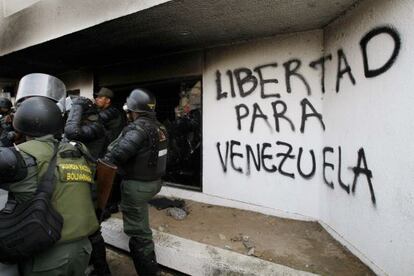 Guardas nacionais da Venezuela após um incêndio no Conselho Nacional Eleitoral.