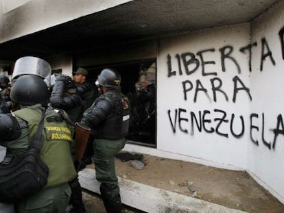 Guardas nacionais da Venezuela ap&oacute;s um inc&ecirc;ndio no Conselho Nacional Eleitoral.