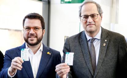 El presidente de la Generalitat, Quim Torra (a la derecha), junto al vicepresidente del Govern, Pere Aragonès, en Barcelona, este sábado. 