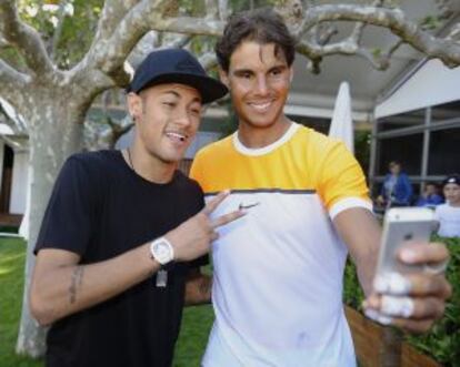 Neymar e Rafa Nadal fazem uma selfie.