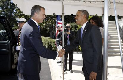 El rey Felipe es recibido por el presidente de EEUU, Barack Obama (d), a su llegada a la Casa Blanca donde hoy se han reunido, en el primer día del viaje oficial que los Reyes realizan a Estados Unidos.
