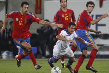 Busquets y Javi Martínez intentan frenar la internada de Alexis Sánchez ante la mirada de Ramos.