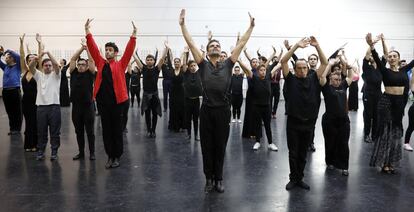 Lo han hecho durante un ensayo en la sede del Ballet Nacional de España, capitaneado por su director, Antonio Najarro, un preludio de la gala benéfica "Alento", promovida por la Fundación Gmp que se celebrará el próximo 10 de diciembre en los Teatros del Canal de Madrid y cuya recaudación irá a parar íntegramente al proyecto "Emociones" de Down España.