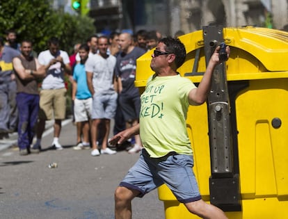 Las protestas de este jueves han ido más allá de los gritos y las consignas, y un grupo de trabajadores ha quemado dos contenedores frente a la sede de la Agencia Europea de Pesca.