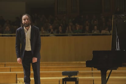 El pianista Daniil Trifonov recibe los aplausos del público al principio de su recital, en el Auditorio Nacional de Madrid.
