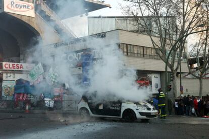 Estado en que quedó el coche de la Policía Municipal incendiado por aficionados del Rayo.