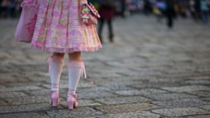 Una chica 'cosplay', disfrazada de colegiala, en Tokio (Japón).