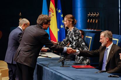 La princesa Leonor y el rey Felipe VI felicitan a los impulsores de la inteligencia artificial, Yann Lecun, en primer término, y Demis Hassabis, al fondo, galardonados con el Premio Princesa de Asturias de investigación científica y técnica.