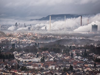 Vista de la ciudad alemana de Saarlouis, con la fábrica de Ford, al fondo.
