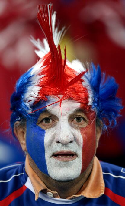 Un aficionado francés anima a su equipo desde la grada antes del inicio del partido frente a Uruguay.