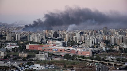 Una columna de humo se eleva sobre Beirut, en una imagen tomada desde Sin El Fil, este jueves. 