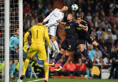 Cristiano Ronaldo y Toby Alderweireld saltan para golpear el balón de cabeza.