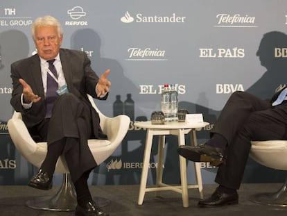 Felipe Gonz&aacute;lez y Jean-Claude Juncker, durante el foro organizado por EL PA&Iacute;S.