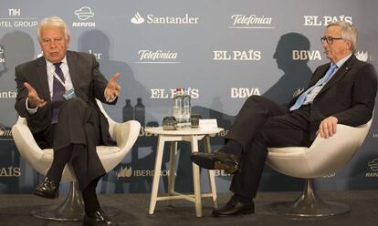 Felipe Gonz&aacute;lez y Jean-Claude Juncker, durante el foro organizado por EL PA&Iacute;S.