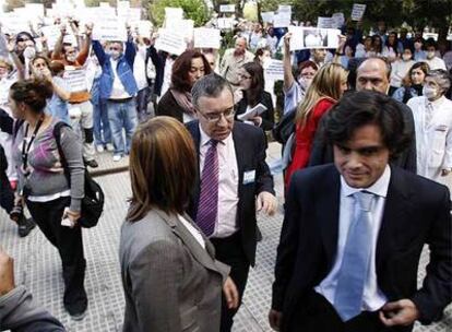 Trabajadores del hospital Clínico de Madrid protestan así ante el consejero de Sanidad.
