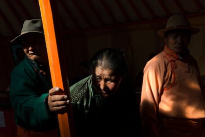 Varias personas vestidas con trajes tradicionales se dirigen a votar para las elecciones presidenciales de Mongolia, en Tuul Valley. Los mongoles eligen entre un criador de caballos, un judoka y un maestro de feng shui en una elección presidencial llena de escándalos de corrupción y retórica nacionalista. 