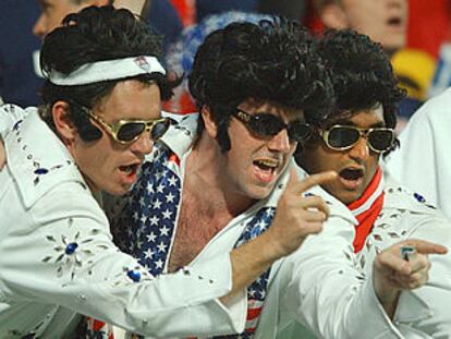 ESPÍRITU DE ELVIS-Imagen de tres aficionados presentes en el estadio de Daejeon vestidos como 'Elvis Presley'. PRIMER PLANO - ESCENA