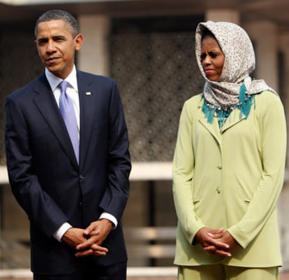 El presidente de EE UU, Barack Obama, y la primera dama, Michelle Obama, durante una visita a la mezquita Istiqlal de Jakarta.