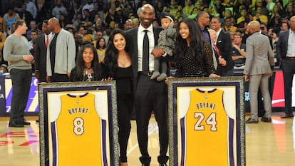 Kobe y Vanessa Bryant, junto a tres de sus cuatro hijas, Gianna, Natalia y Bianka, en Los Ángeles en 2017.