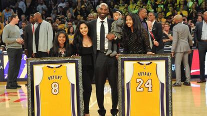Kobe y Vanessa Bryant, junto a tres de sus cuatro hijas, Gianna, Natalia y Bianka, en Los Ángeles en 2017.