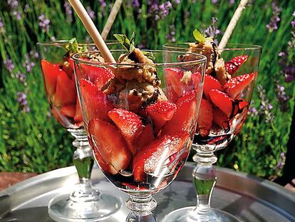 Copa de fresones con helado de leche