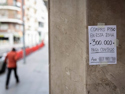 Cartel de compra de piso al contado en Barcelona, en febrero.