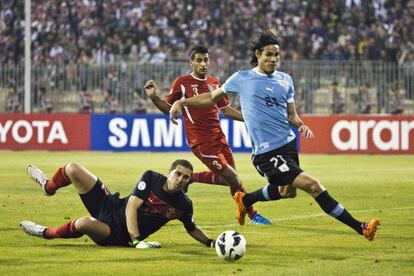 Cavani regatea al portero de Jordania