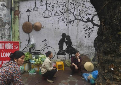 Trabajadoras venden verduras en la calle en el centro de Hanói (Vietnam).