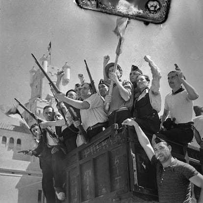 Milicians a la caserna Bakunin (actual Bruc) fotografiats per Antoni Campañà el 27 d'agost del 1936.