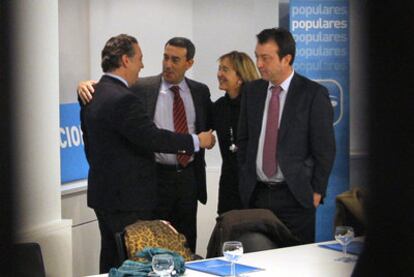 Cobo (a la derecha), mira a Prada en una Ejecutiva Nacional del PP en marzo de 2009.