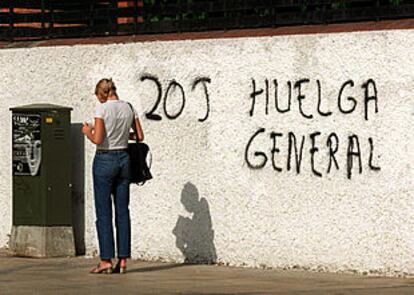 Una pintada a favor de la huelga en Sevilla.