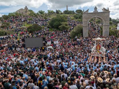 Miles de romeros disfrutan este domingo del día grande de la romería de Andújar (Jaen).