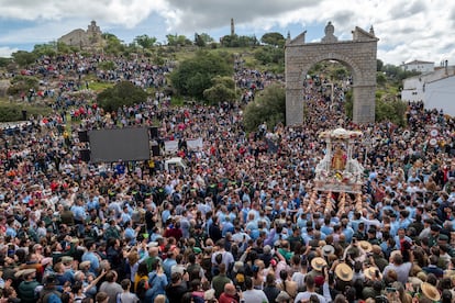 Miles de romeros disfrutan este domingo del día grande de la romería de Andújar (Jaen).