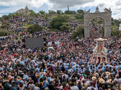 Miles de romeros disfrutan este domingo del día grande de la romería de Andújar (Jaen).