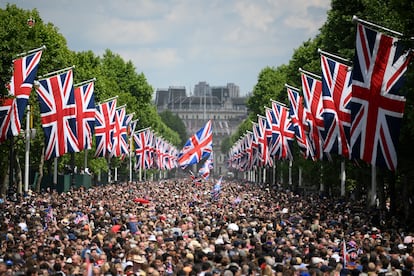 Miembros del público llenan The Mall antes de una exhibición aérea durante el desfile Trooping the Color en celebración del Jubileo de Platino de la Reina Isabel de Gran Bretaña, en Londres, Gran Bretaña, el 2 de junio de 2022.