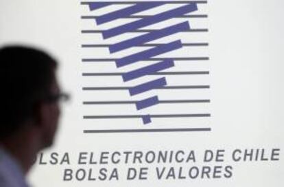 El mercado santiaguino subió un 0,31 % en su principal indicador, el IPSA. En la imagen, un corredor bursátil en la sede de la Bolsa Electrónica de Valores en el centro de Santiago de Chile. EFE/Archivo