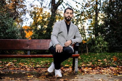 El poeta gazatí Mosab Abu Toha, en un banco del Parque del Retiro este miércoles.