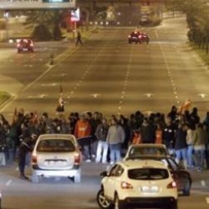 Grupos de piquetes intentan cortar el tráfico en la Avenida del Cid en Valencia a primera hora de la mañana.