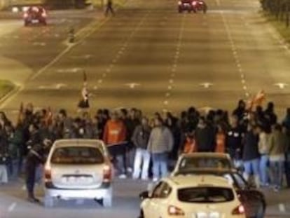 Grupos de piquetes intentan cortar el tráfico en la Avenida del Cid en Valencia a primera hora de la mañana.