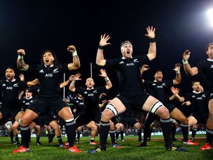 Los &#039;All Blacks&#039; realizan la tradicional Haka, una danza tribal maor&iacute; para intimidar al oponente, antes de un partido de rugby.  